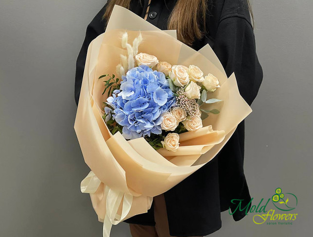 Buchet din hortensia albastra si trandafiri crem foto